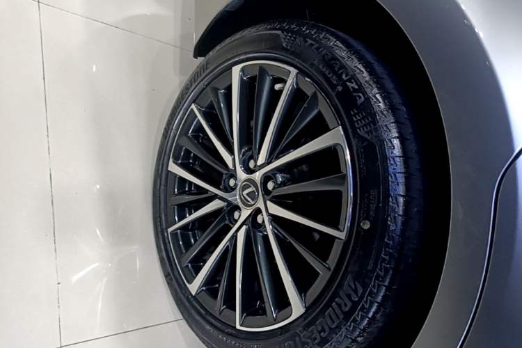 Used Lexus ES 2021 300h Deluxe Edition Right Rear Wheel Hub