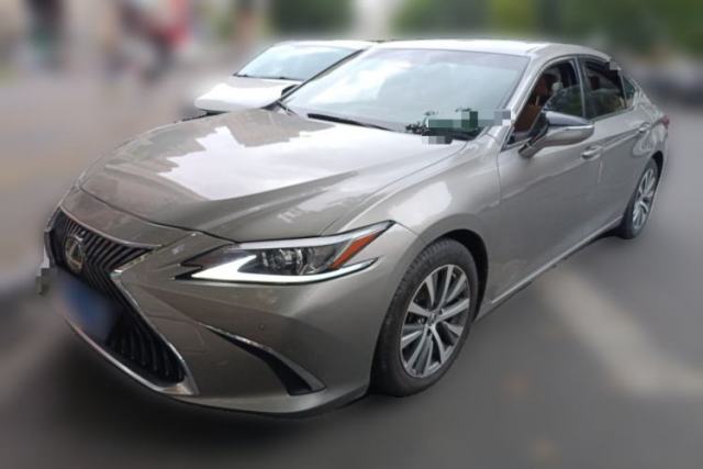 Ojetý Lexus ES 2021 200 Luxury Edition
