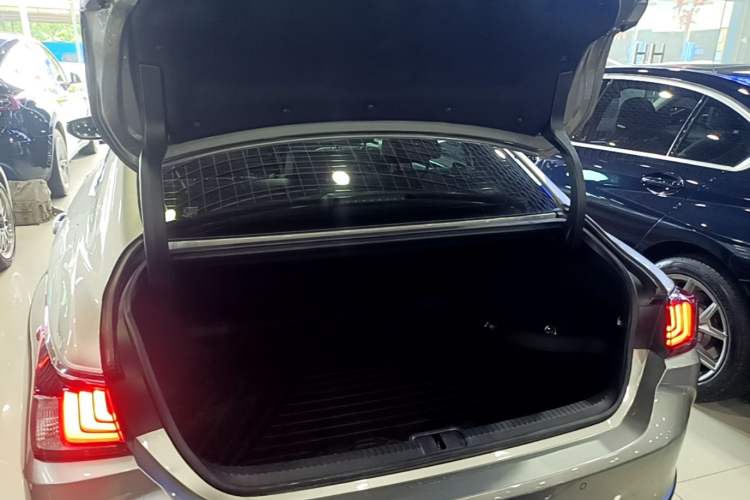 Used Lexus ES 2021 300h Deluxe Edition Trunk