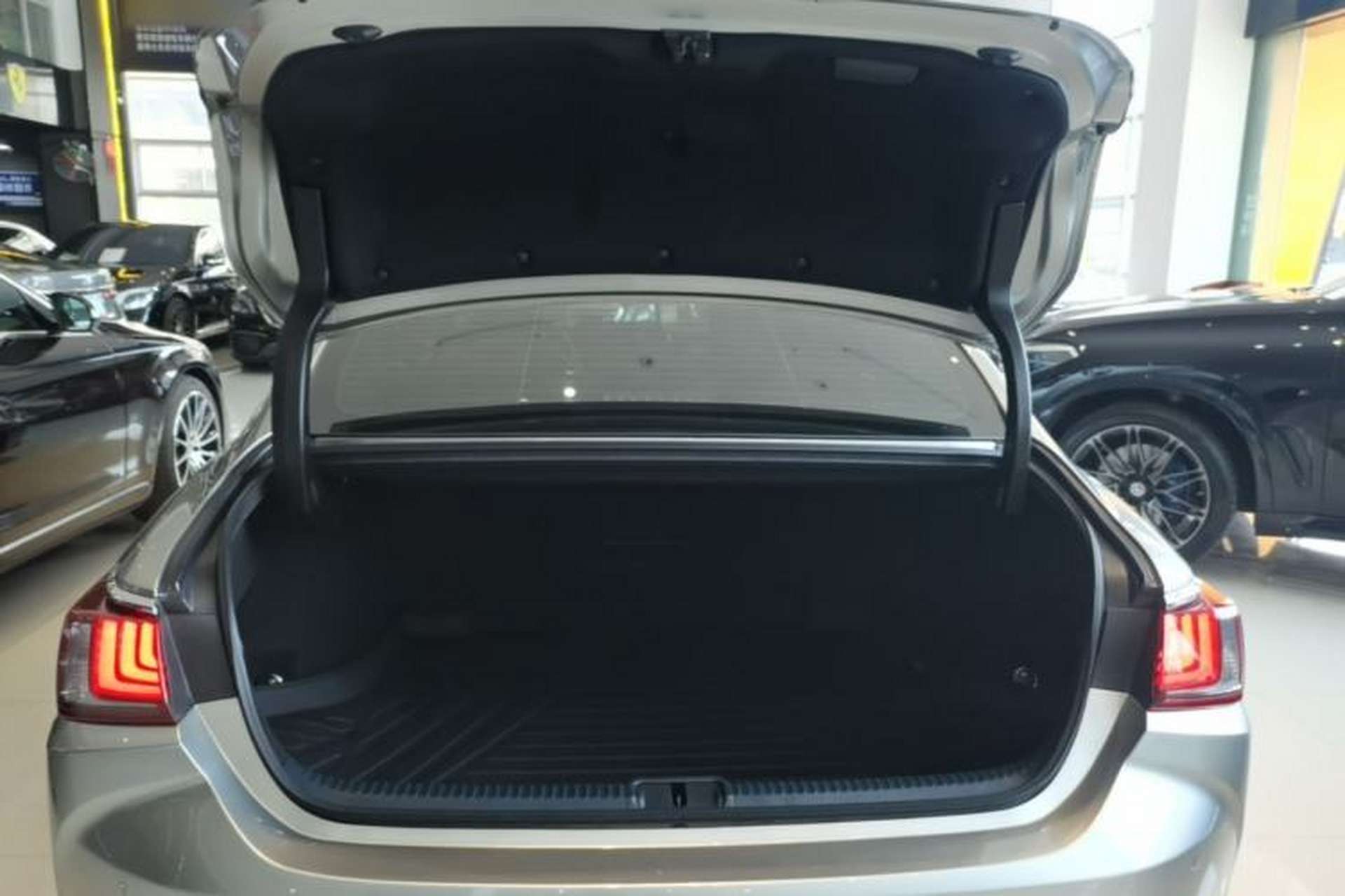 Used Lexus ES 2021 200 Excellence Edition Trunk