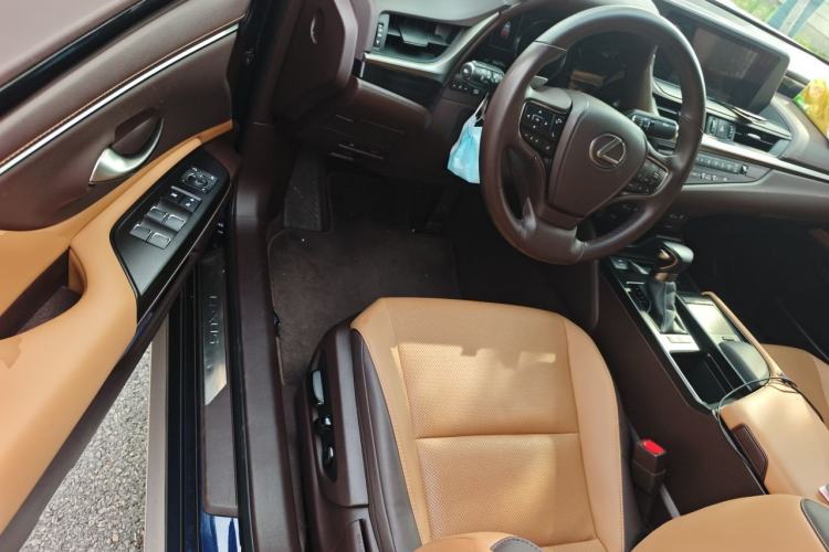 Used Lexus ES 2021 300h Deluxe Edition Driver Seat