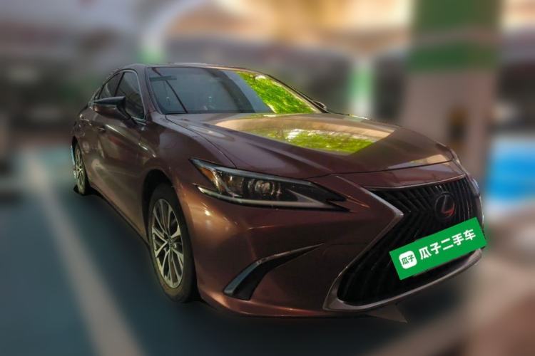 Used Lexus ES 2021 300h Excellence Edition Front Right 45 Deg