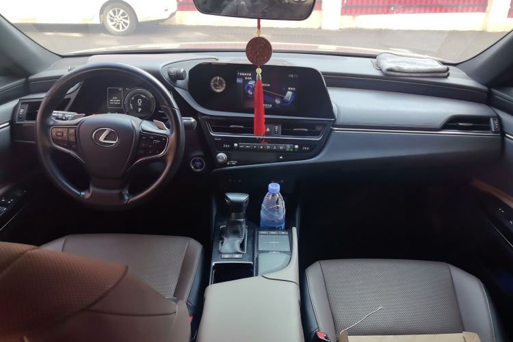 Used Lexus ES 2021 300h Deluxe Edition Center Console