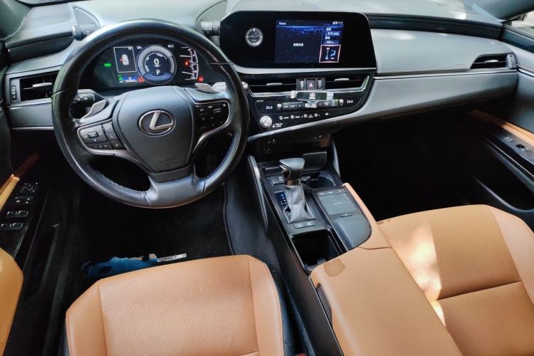 Used Lexus ES 2021 300h Excellence Edition Center Console