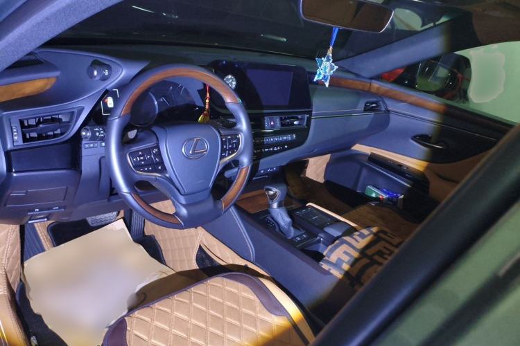 Used Lexus ES 2021 200 Luxury Edition Center Console