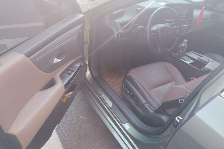 Used Lexus ES 2021 300h Deluxe Edition Driver Seat