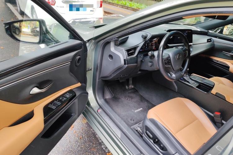 Used Lexus ES 2021 300h Excellence Edition Driver Seat