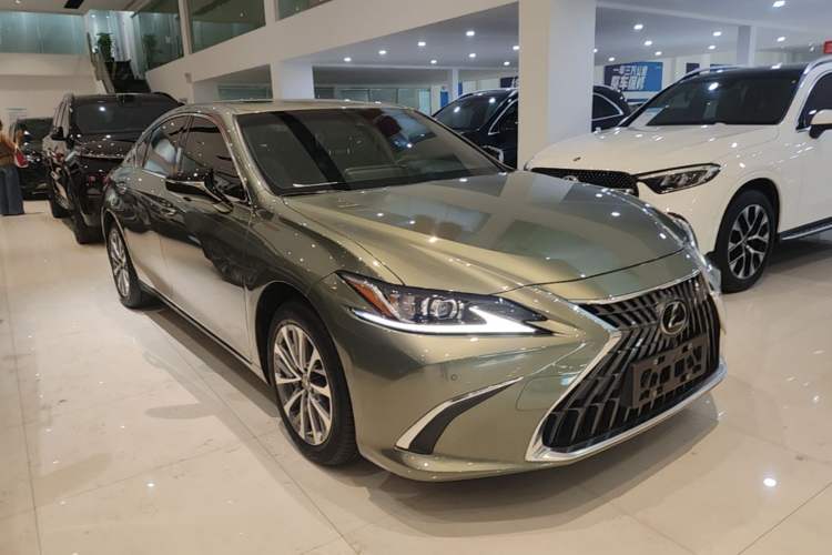 Used Lexus ES 2021 200 Excellence Edition Front Right 45 Deg