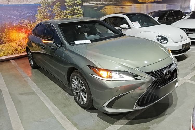 Used Lexus ES 2021 200 Excellence Edition Front Right 45 Deg