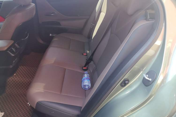 Used Lexus ES 2021 300h Deluxe Edition Left Rear Seat