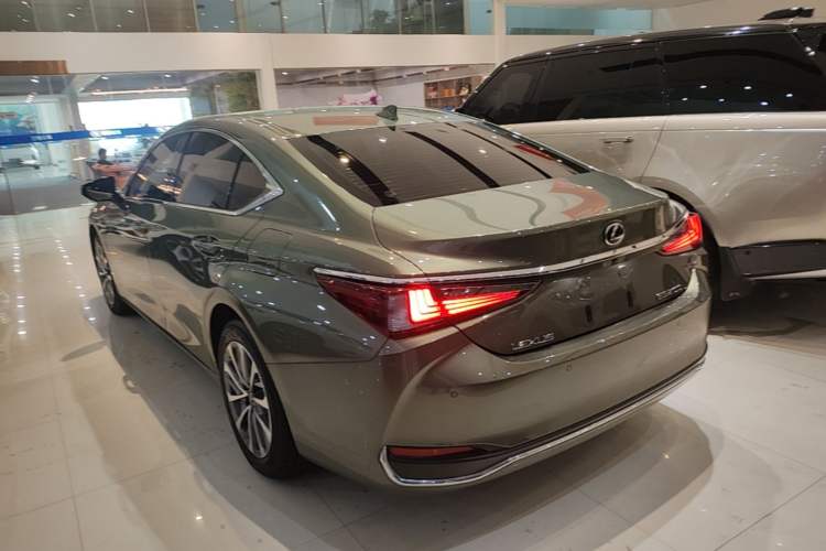 Used Lexus ES 2021 200 Excellence Edition Rear Left 45 Deg