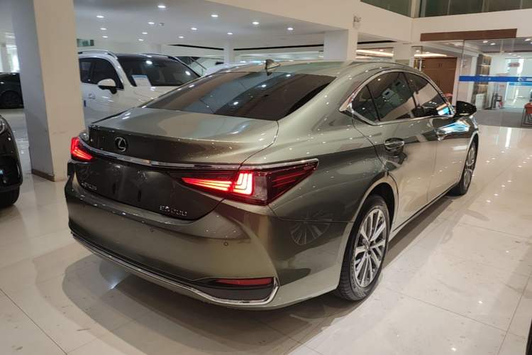 Used Lexus ES 2021 200 Excellence Edition Rear Right 45 Deg