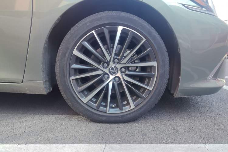 Used Lexus ES 2021 300h Deluxe Edition Right Front Wheel Hub