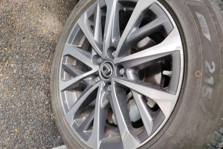 Used Lexus ES 2021 300h Excellence Edition Right Front Wheel Hub