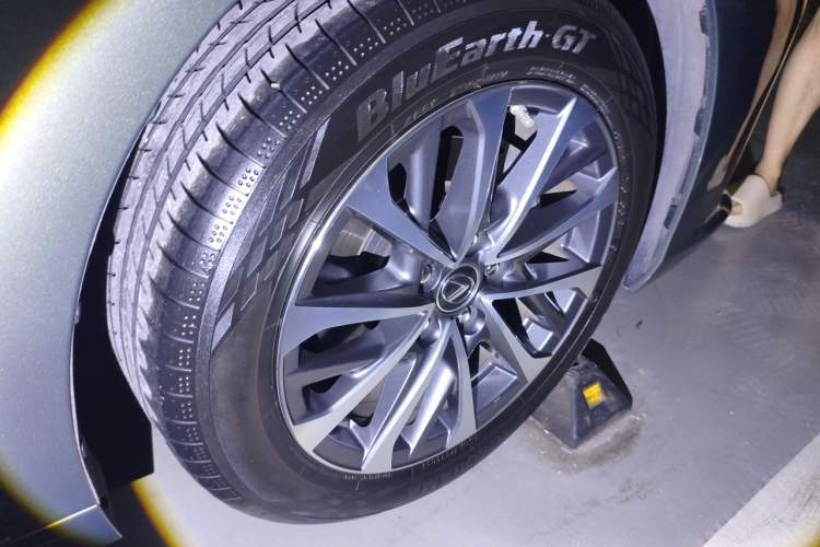 Used Lexus ES 2021 200 Luxury Edition Right Front Wheel Hub