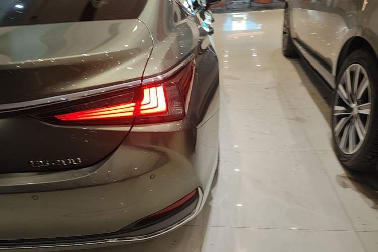 Used Lexus ES 2021 200 Excellence Edition Right Rear Taillight