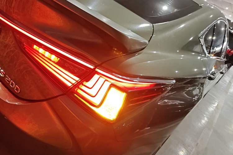 Used Lexus ES 2021 200 Excellence Edition Right Rear Taillight