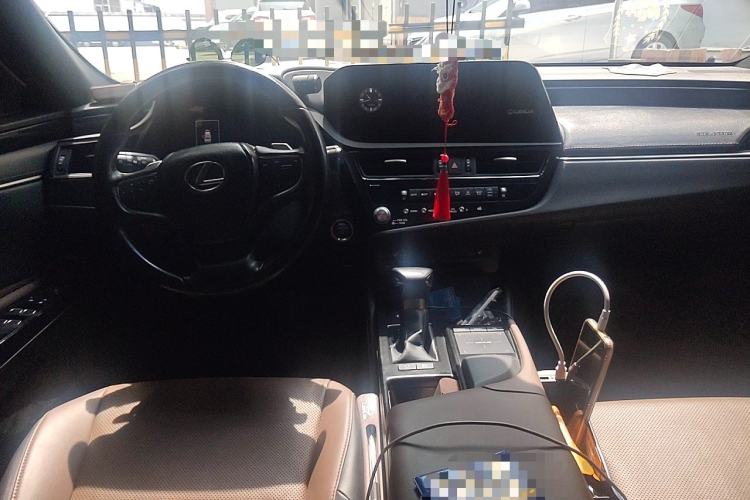 Used Lexus ES 2021 300h Excellence Edition Center Console
