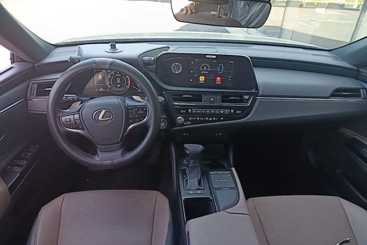 Used Lexus ES 2021 260 Excellence Edition Center Console