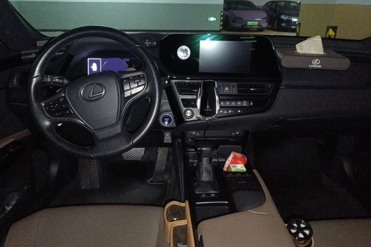 Used Lexus ES 2021 300h Excellence Edition Center Console