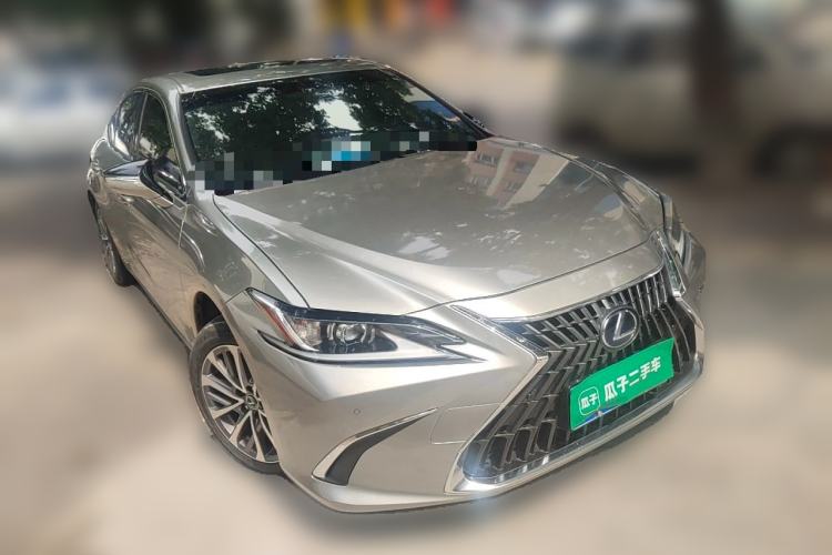 Used Lexus ES 2021 300h Excellence Edition Front Right 45 Deg