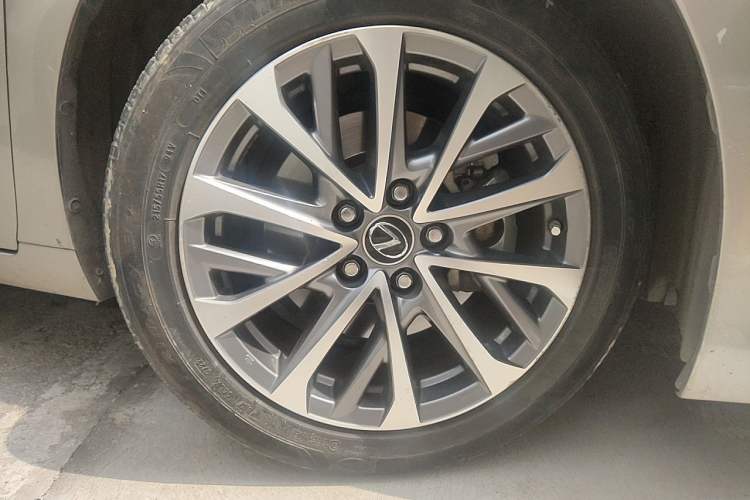 Used Lexus ES 2021 300h Excellence Edition Right Front Wheel Hub