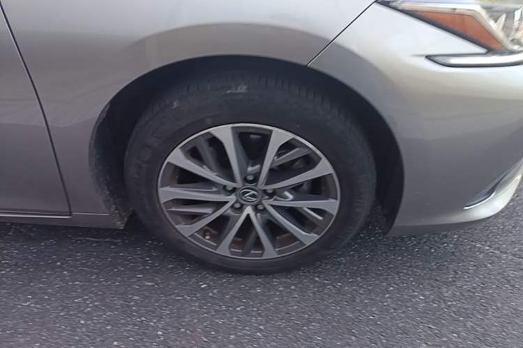Used Lexus ES 2021 260 Excellence Edition Right Front Wheel Hub