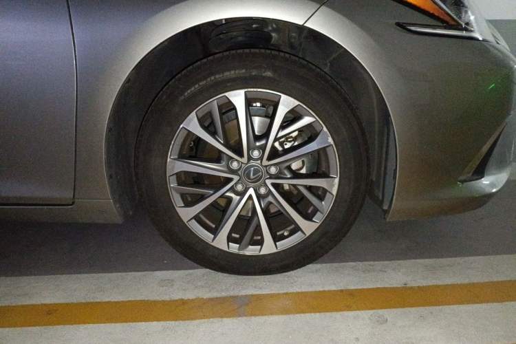 Used Lexus ES 2021 300h Excellence Edition Right Front Wheel Hub