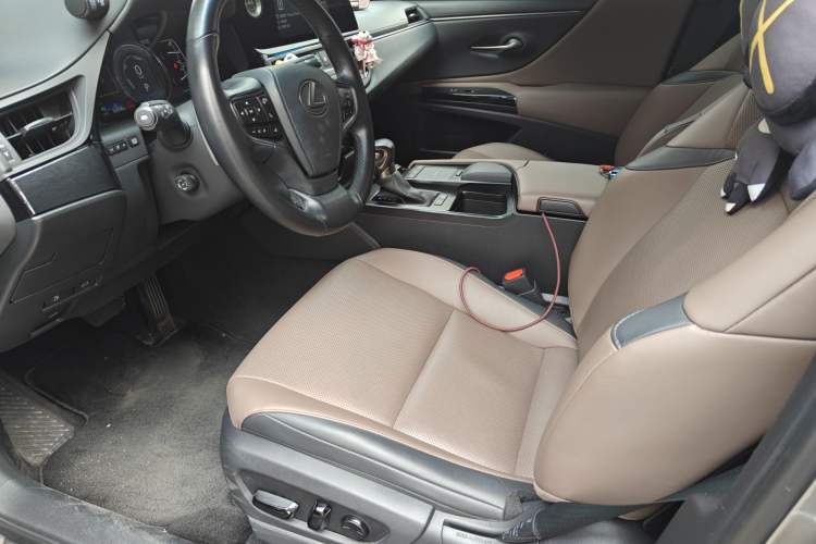 Used Lexus ES 2021 300h Deluxe Edition Driver Seat