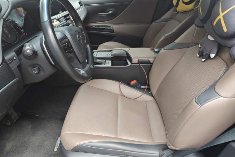 Used Lexus ES 2021 300h Deluxe Edition Left Front Seat