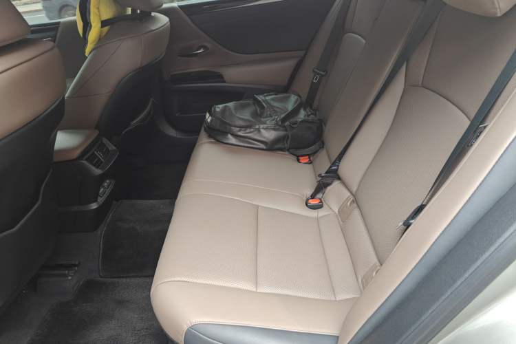 Used Lexus ES 2021 300h Deluxe Edition Left Rear Seat
