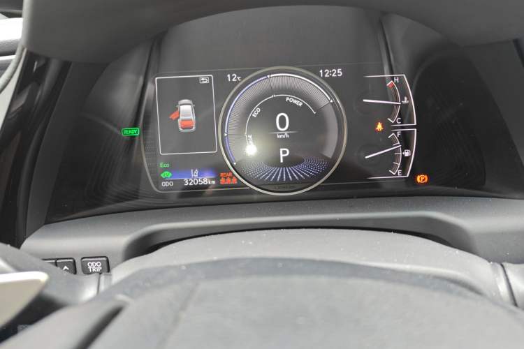 Used Lexus ES 2021 300h Deluxe Edition Odometer Close Up