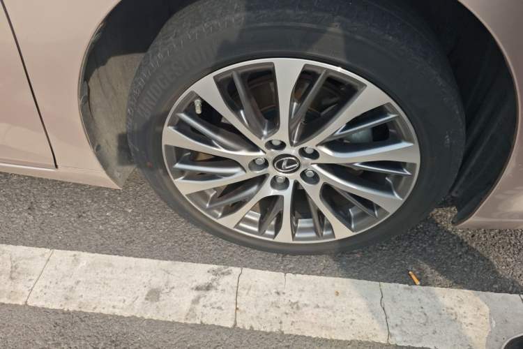Used Lexus ES 2021 300h Deluxe Edition Right Front Wheel Hub