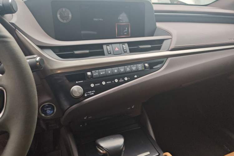 Used Lexus ES 2021 300h Excellence Edition Audio And AC Panel