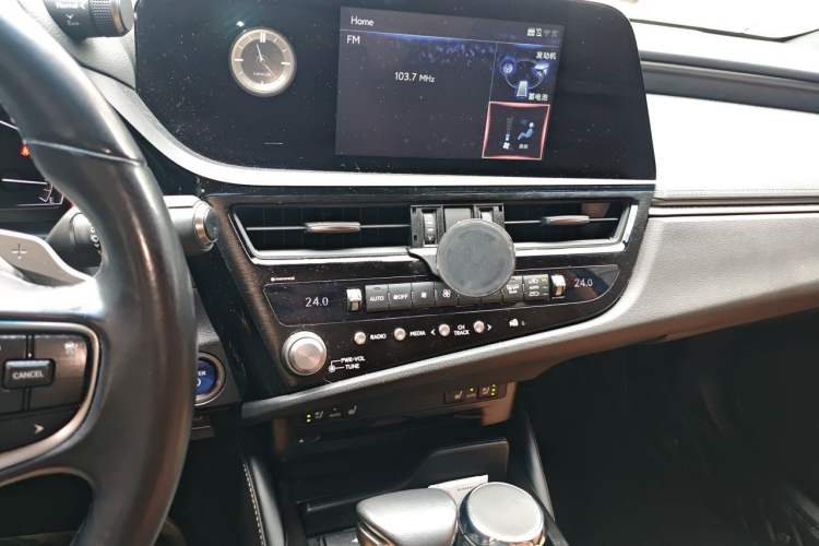 Used Lexus ES 2021 300h Deluxe Edition Audio And AC Panel
