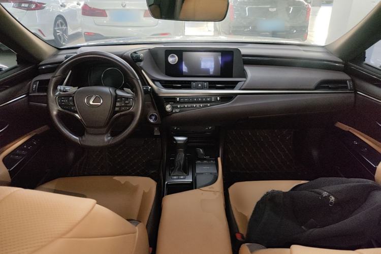 Used Lexus ES 2021 300h Excellence Edition Center Console