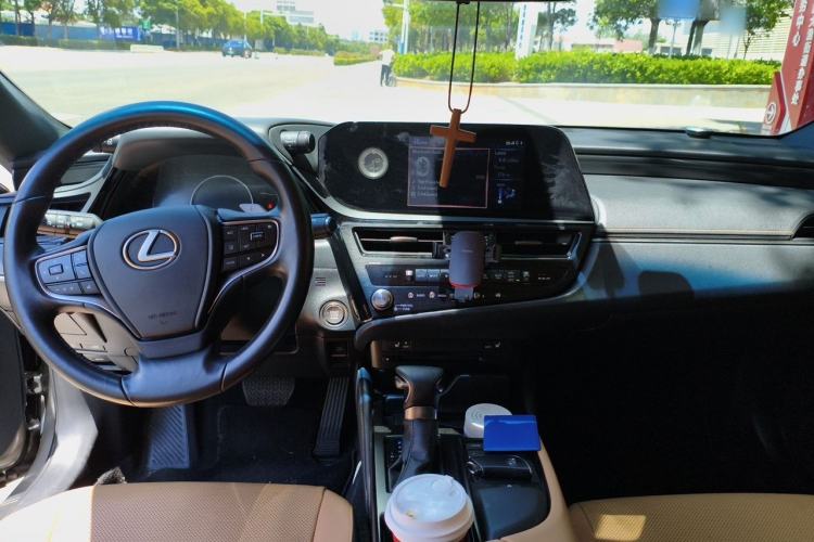 Used Lexus ES 2021 200 Excellence Edition Center Console
