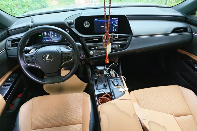 Used Lexus ES 2021 300h Excellence Edition Center Console