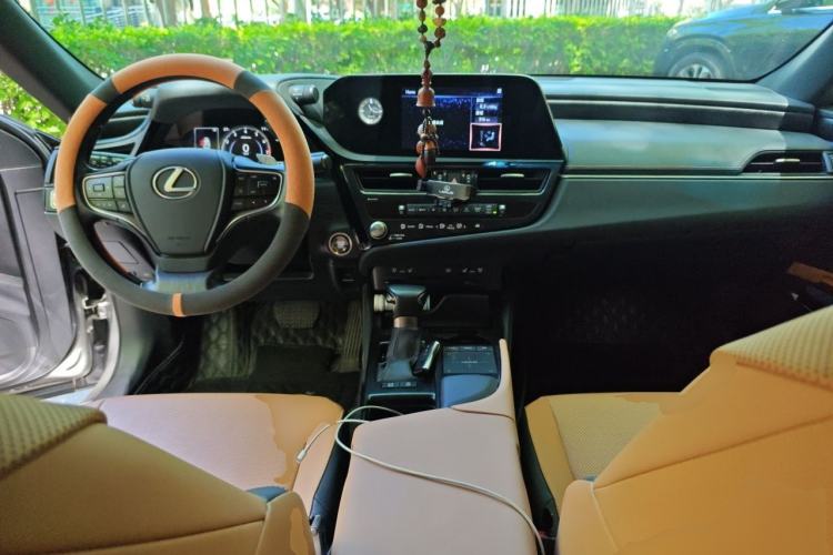 Used Lexus ES 2021 200 Luxury Edition Center Console