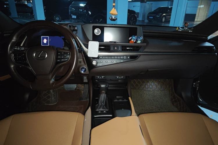 Used Lexus ES 2021 300h Excellence Edition Center Console