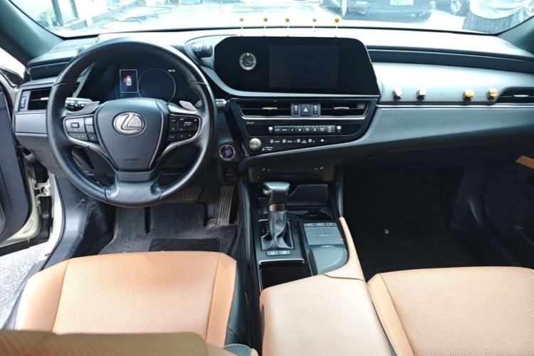Used Lexus ES 2021 300h Excellence Edition Center Console