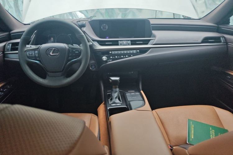 Used Lexus ES 2021 300h Excellence Edition Center Console