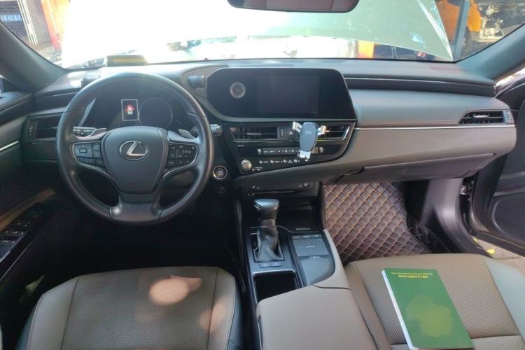 Used Lexus ES 2021 260 Excellence Edition Center Console