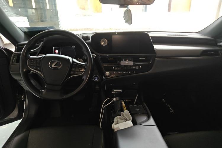Used Lexus ES 2021 300h Excellence Edition Center Console