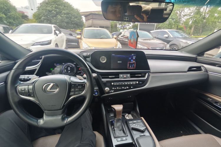 Used Lexus ES 2021 300h Excellence Edition Center Console