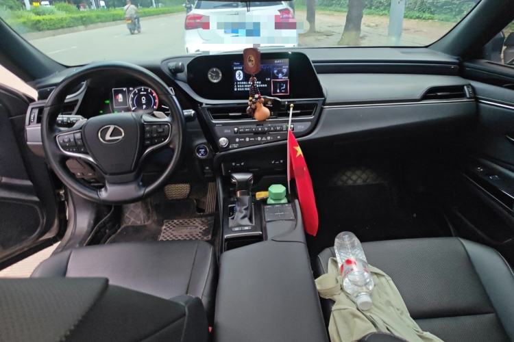 Used Lexus ES 2021 300h Deluxe Edition Center Console