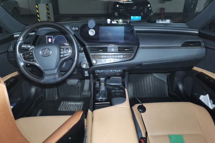 Used Lexus ES 2021 200 Luxury Edition Center Console