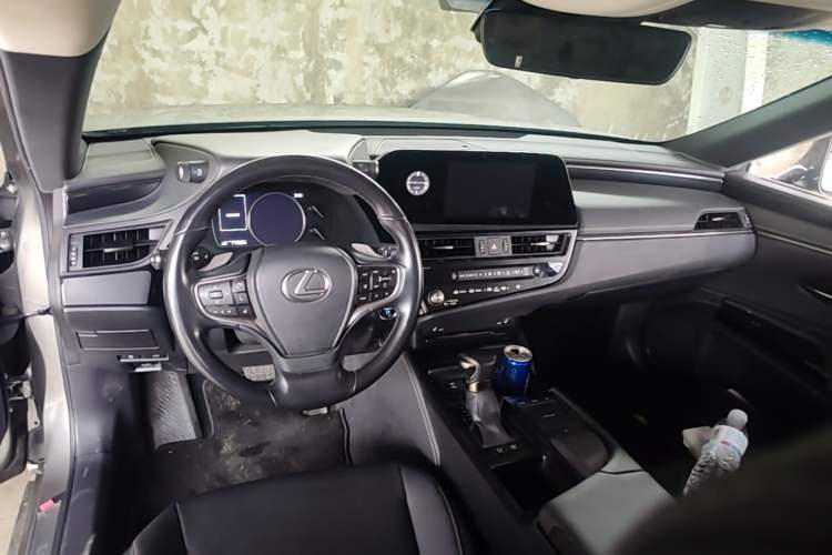 Used Lexus ES 2021 300h Excellence Edition Center Console