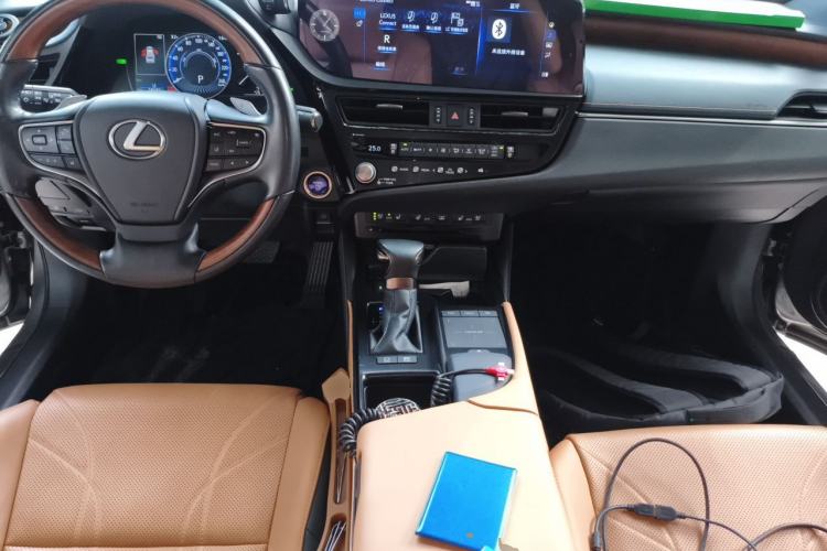 Used Lexus ES 2021 300h Executive Edition Center Console