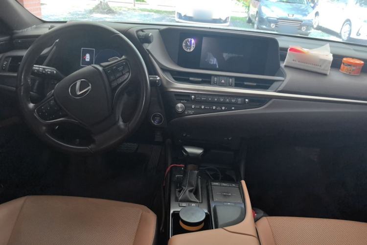 Used Lexus ES 2021 300h Excellence Edition Center Console